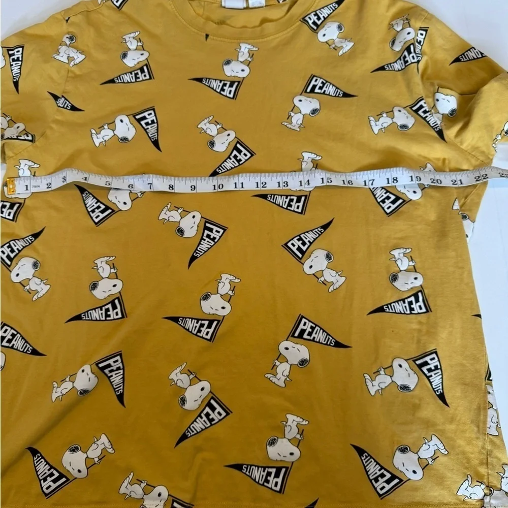 H&M peanuts crew neck T shirt woman’s Large